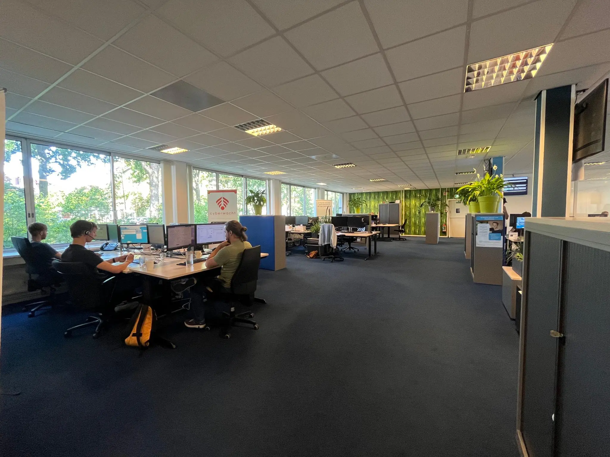 Modern kantoor aan de Jan van Eycklaan met meerdere medewerkers werkend achter computers in een open ruimte.